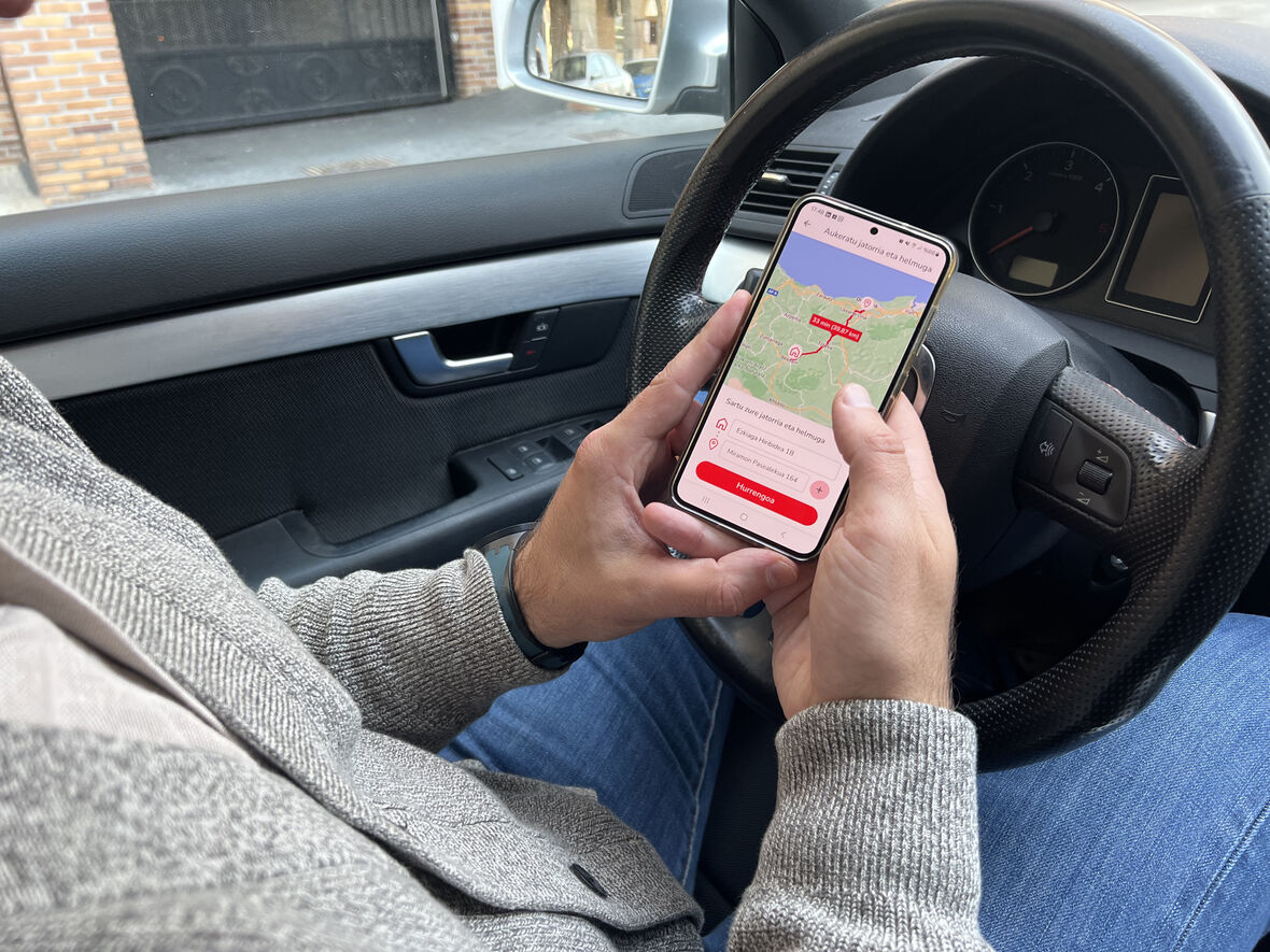 Udal hobaria autoa partekatzen dutenei Partecar aplikazioarekin