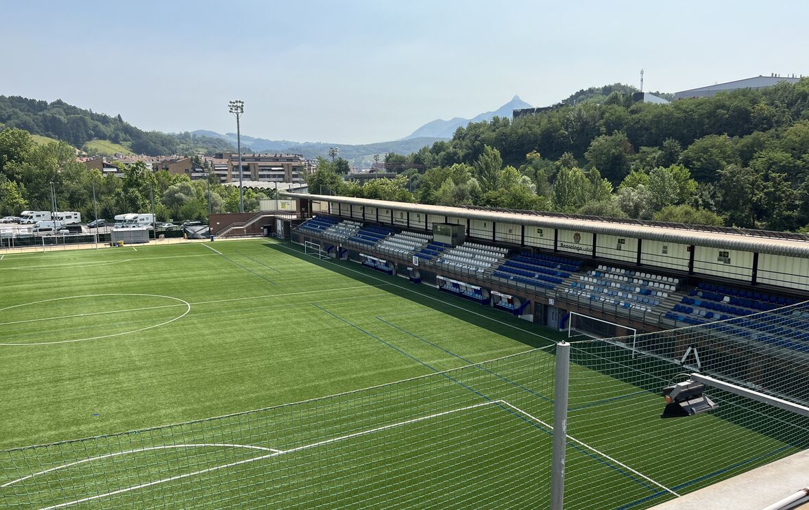 Loinatz Futbol Zelaiko plaka fotovoltaikoak autokontsumorako energia sortuko dute