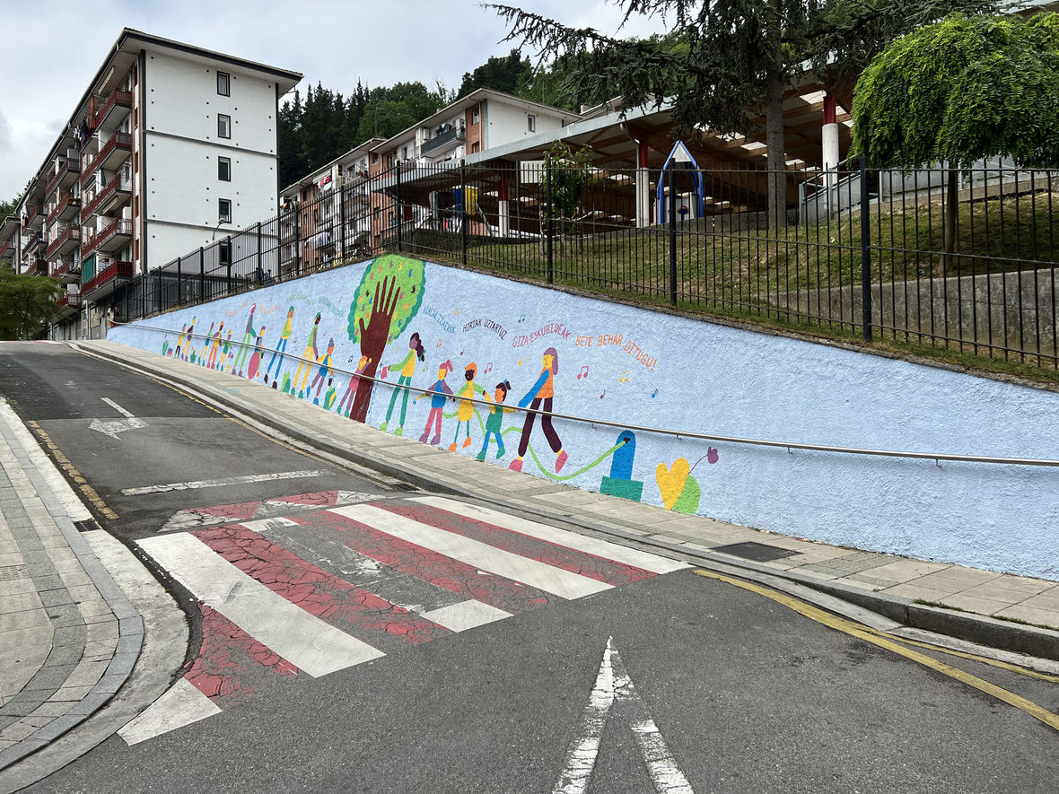 Los derechos humanos, el arte y el euskera unidos en el mural que adorna el colegio Murumendi