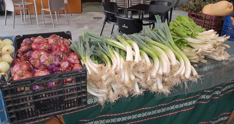 Verduras de invierno y taller de manualidades en el primer mercado del año