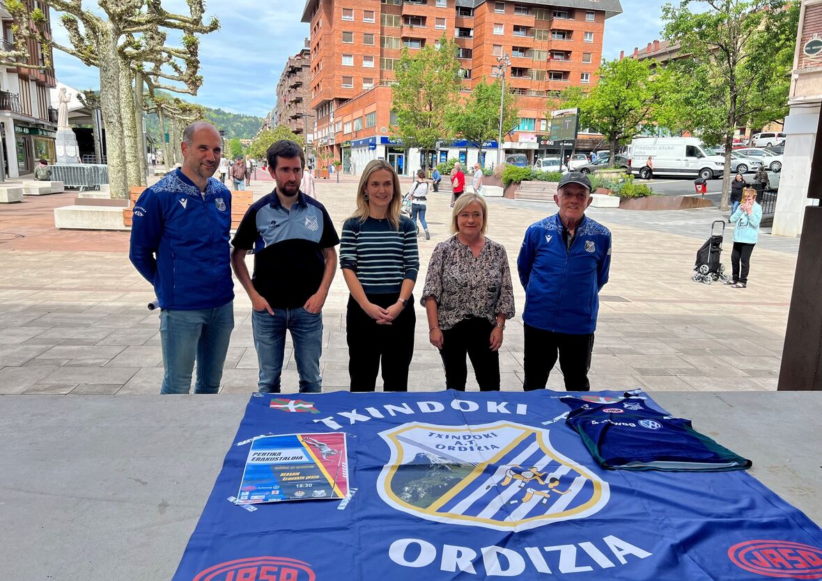 Exhibición de salto con pértiga en Erauskin plaza
