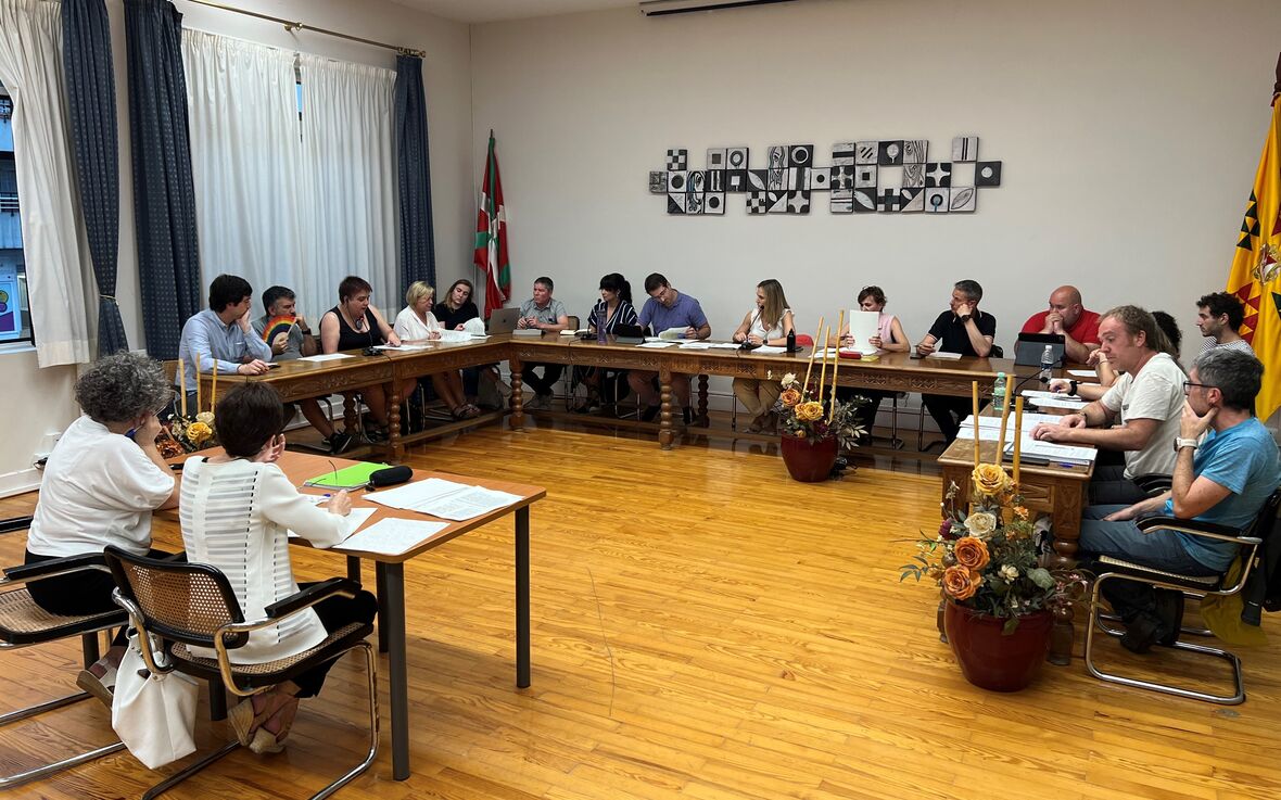 El Ayuntamiento muestra su oposición a que se deniegue el uso exclusivo del euskera