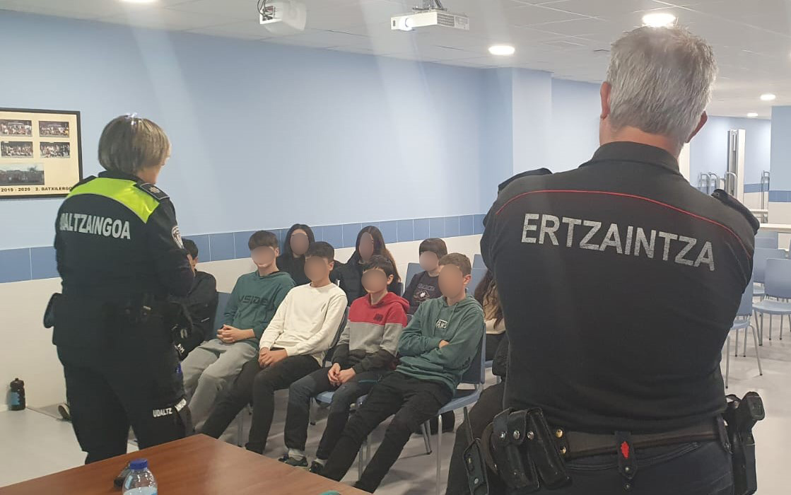 Herriko ikastetxeetan prebentzio hitzaldiak Udaltzaingoa eta Ertzaintzaren eskutik