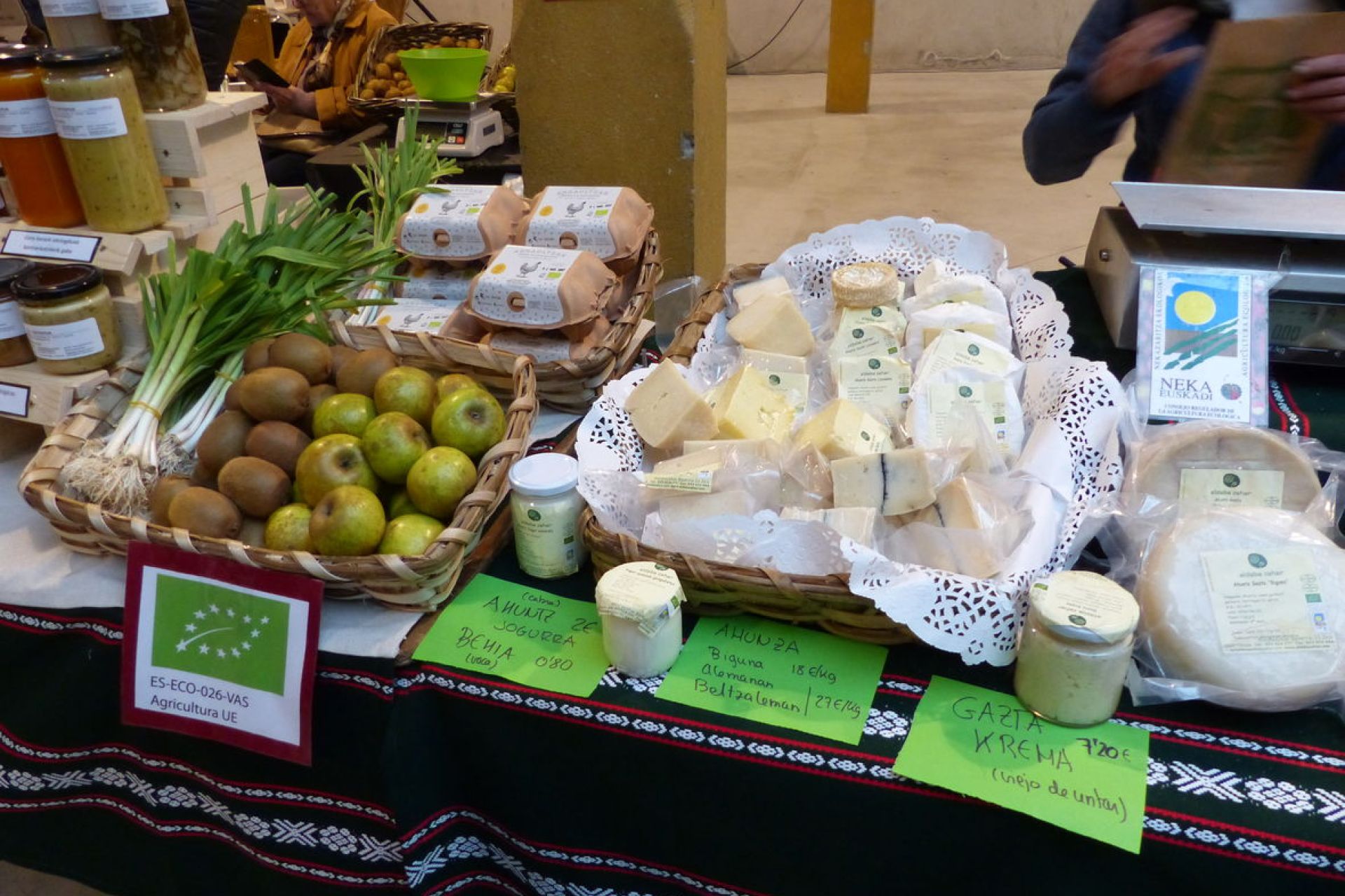 Larunbateko bertako produktuen azokak ateak irekiko dizkio urte berriari