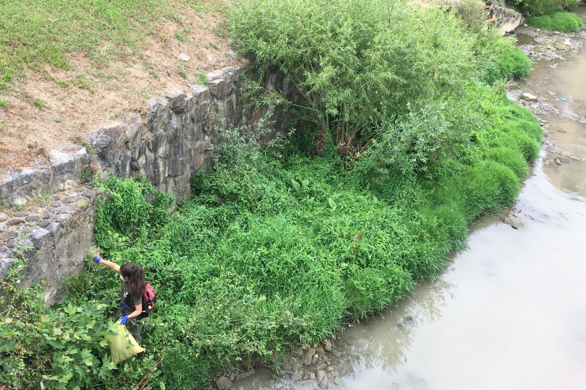 Parte-hartzerik gabe bertan behera geratu zen Oria ibaiko lehen garbiketa saioa