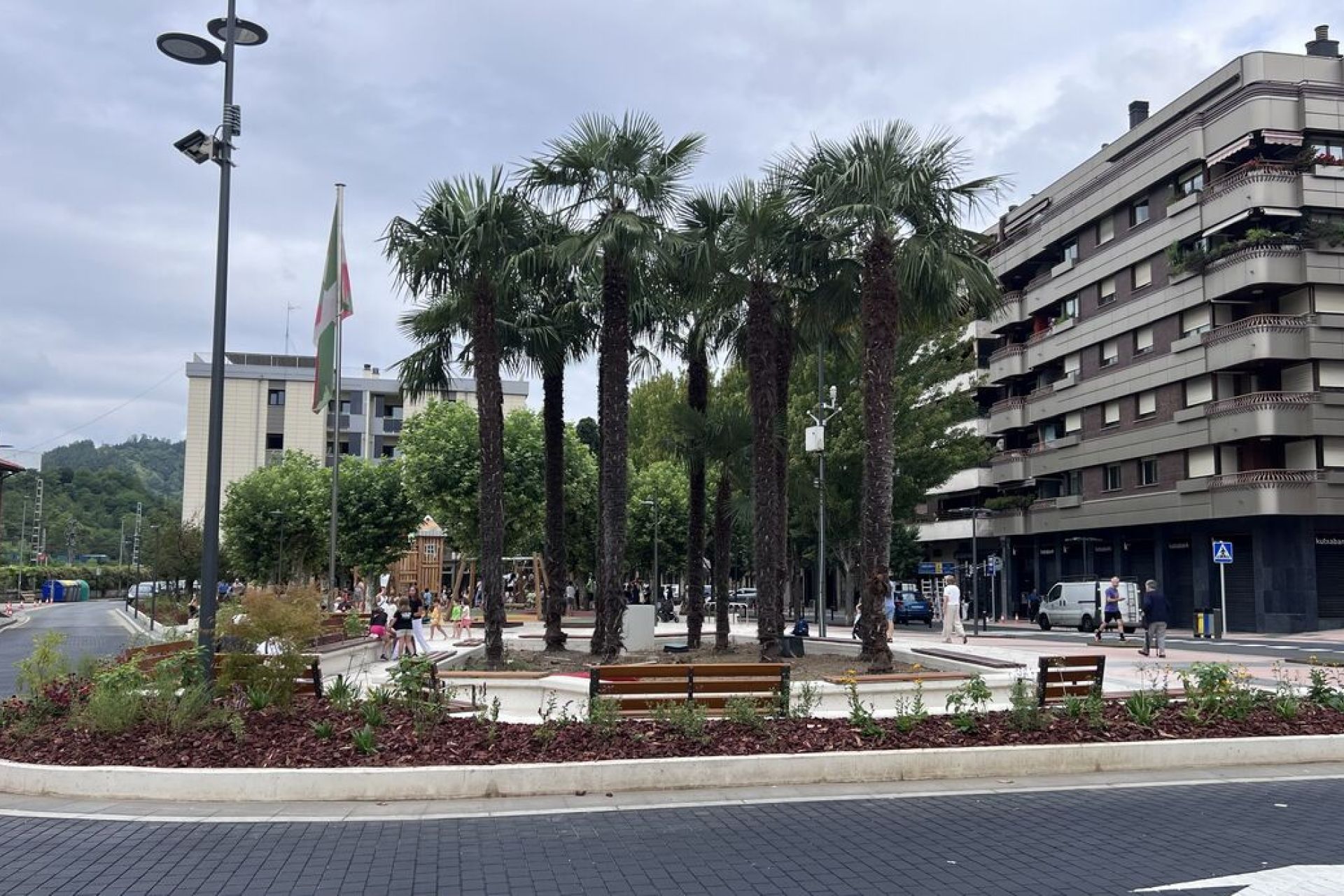 Barrendain plaza berria herritarren esku irisgarriago, atseginago eta funtzionalago