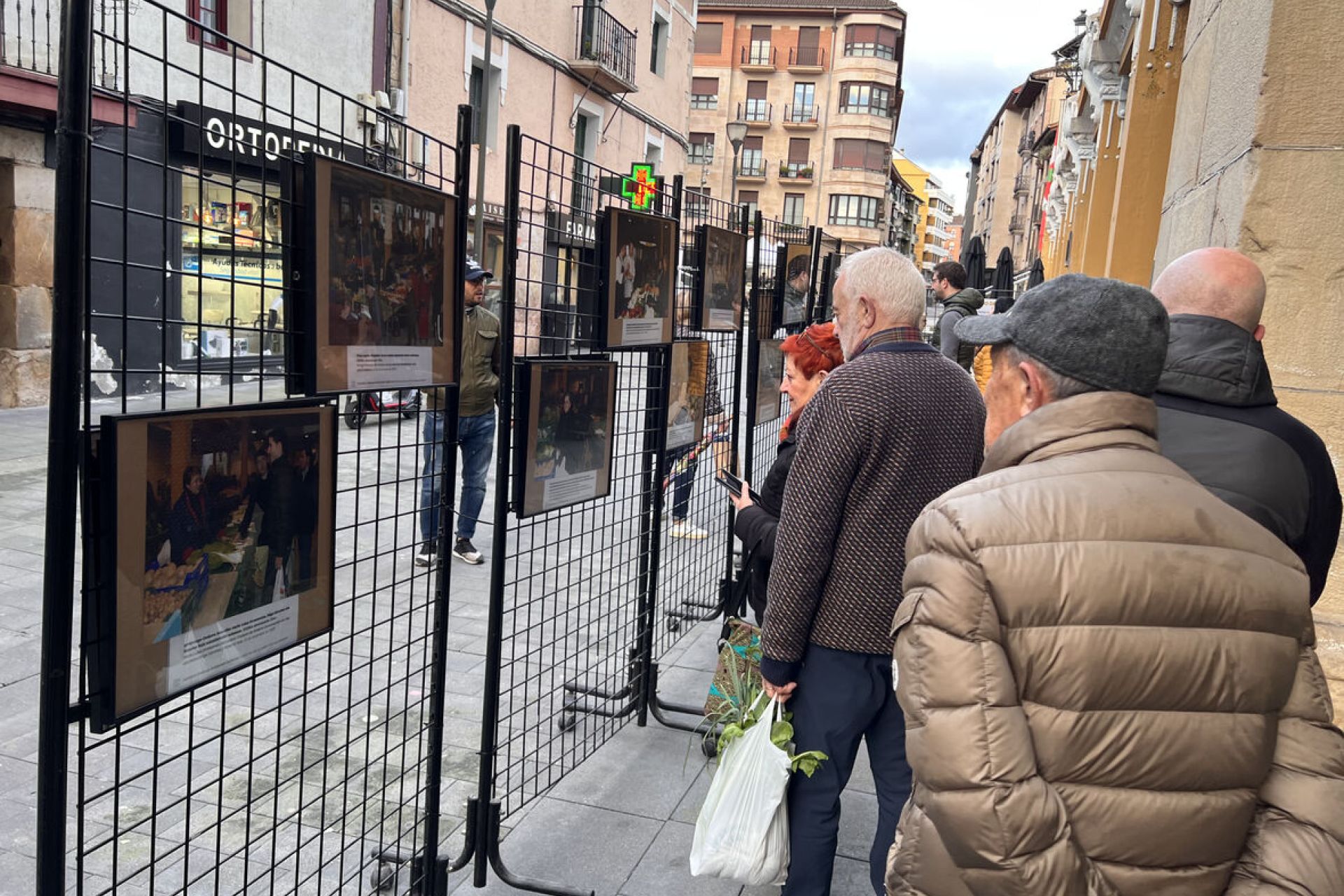 Una publicación histórica y una exposición fotográfica cierran el centenario del mercado de los martes
