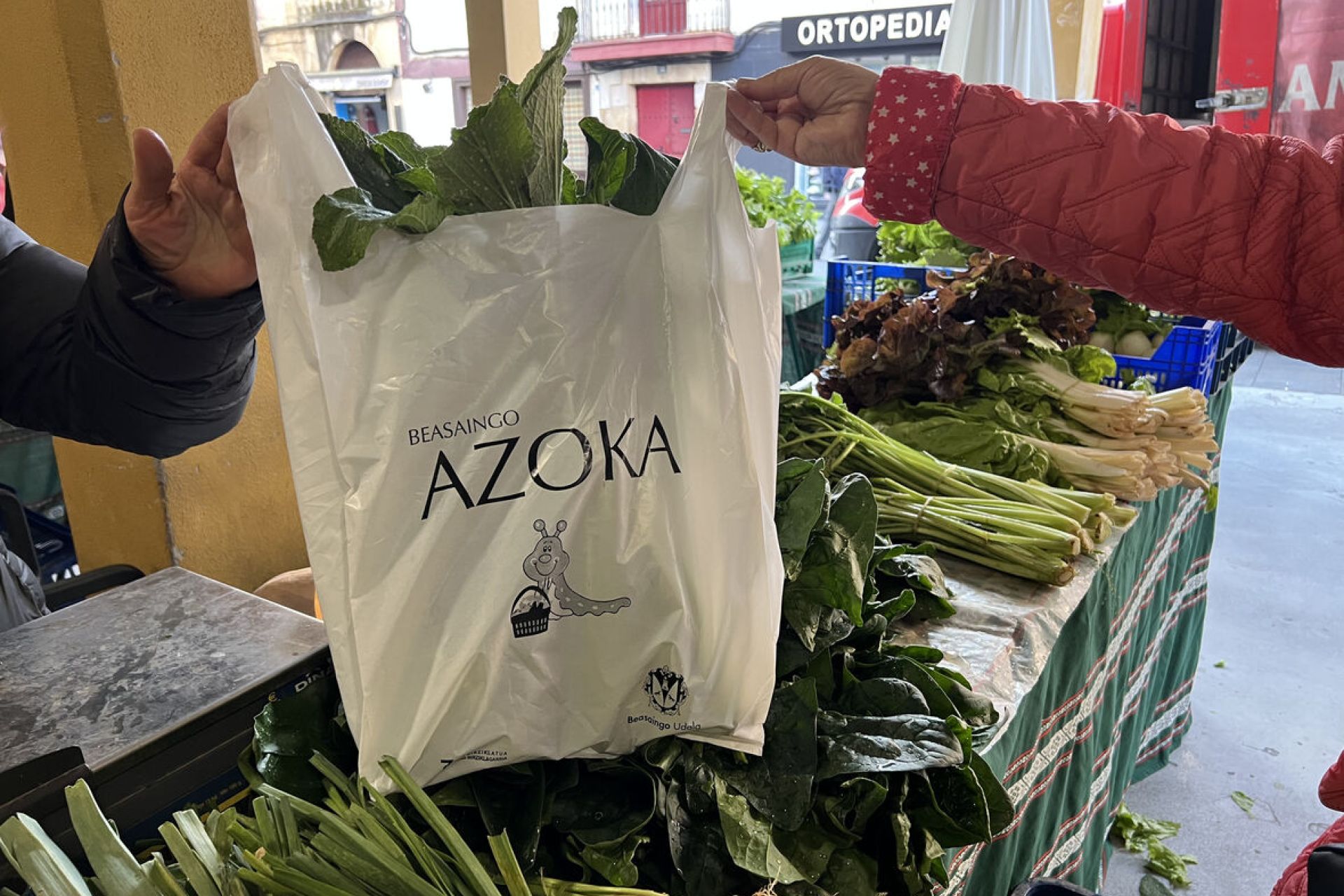 Reparto de bolsas sostenibles en el mercado para fomentar un consumo más responsable