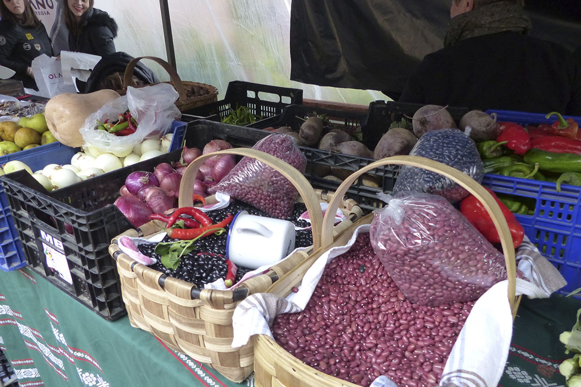 Azaroko bertako produktuen azoka odolki lehiaketarekin bat