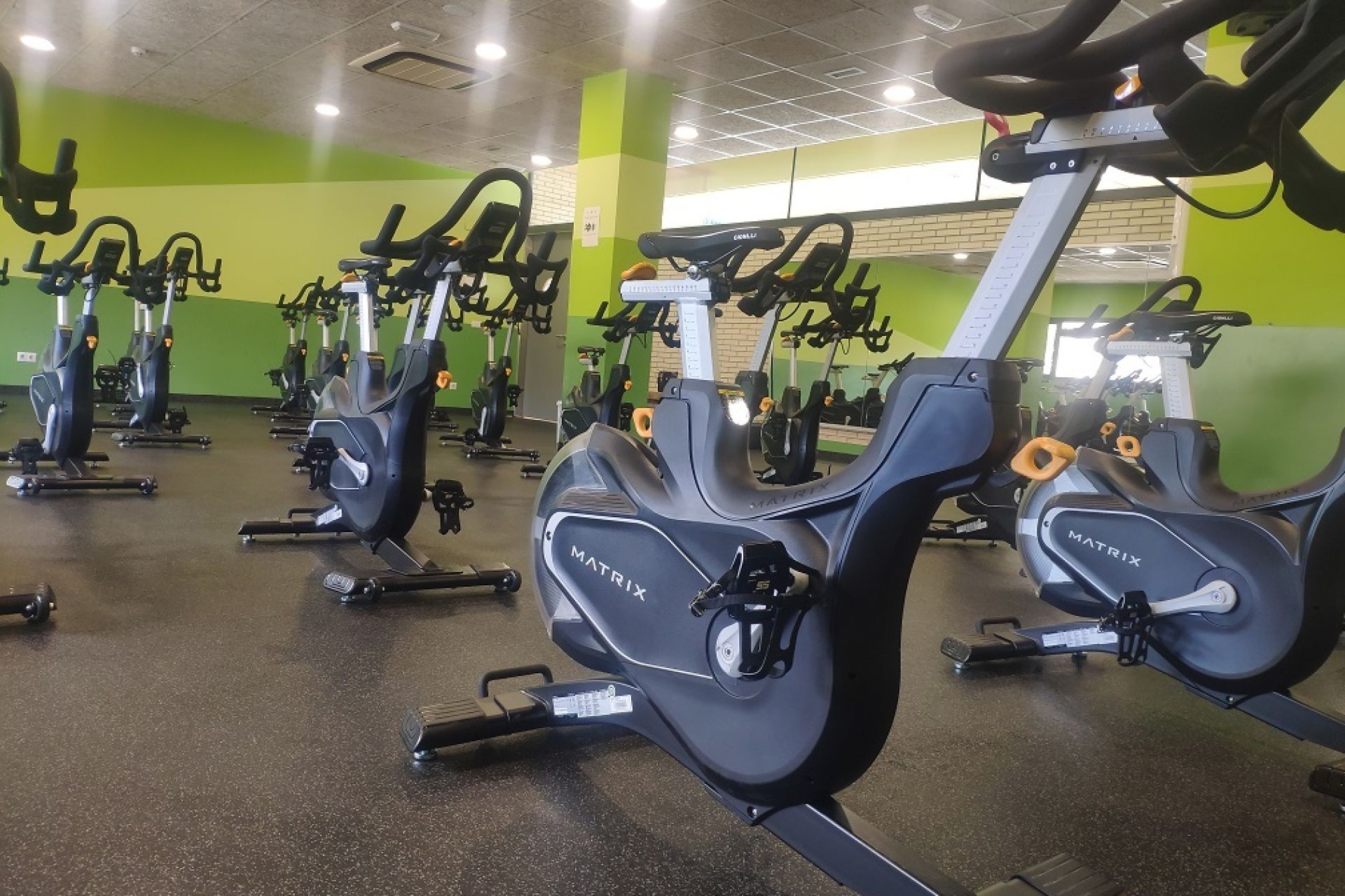 Kalitatezko eta punta-puntako spinning bizikleta berriak erabiltzaileen eskura Antzizar kiroldegian