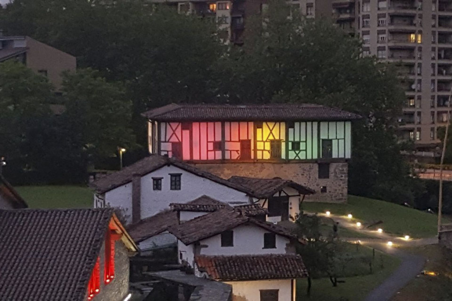 Igartzako jauregia kolorez jantzia