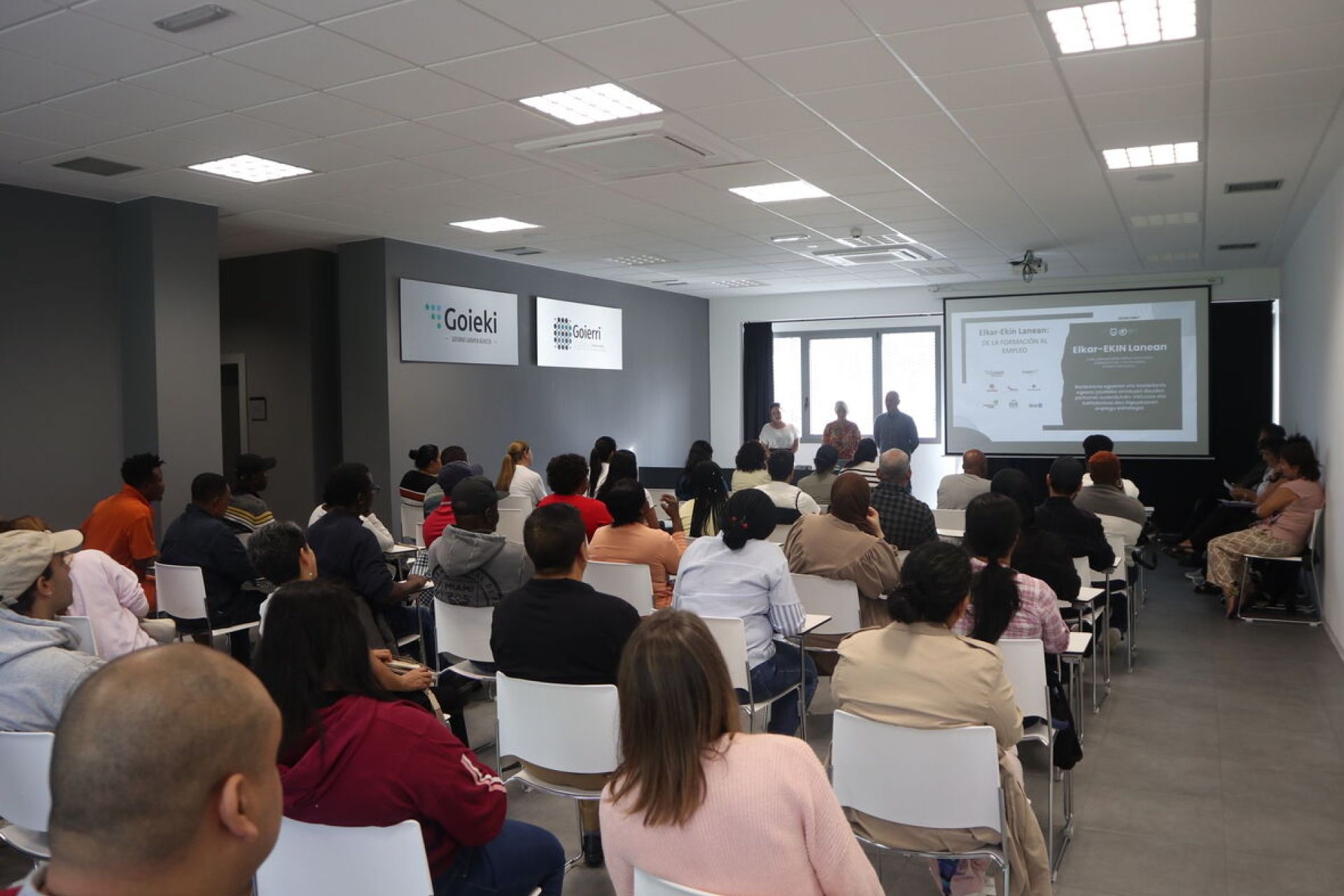 Tres nuevas oportunidades de empleo y formación de la mano del programa Elkar Ekin