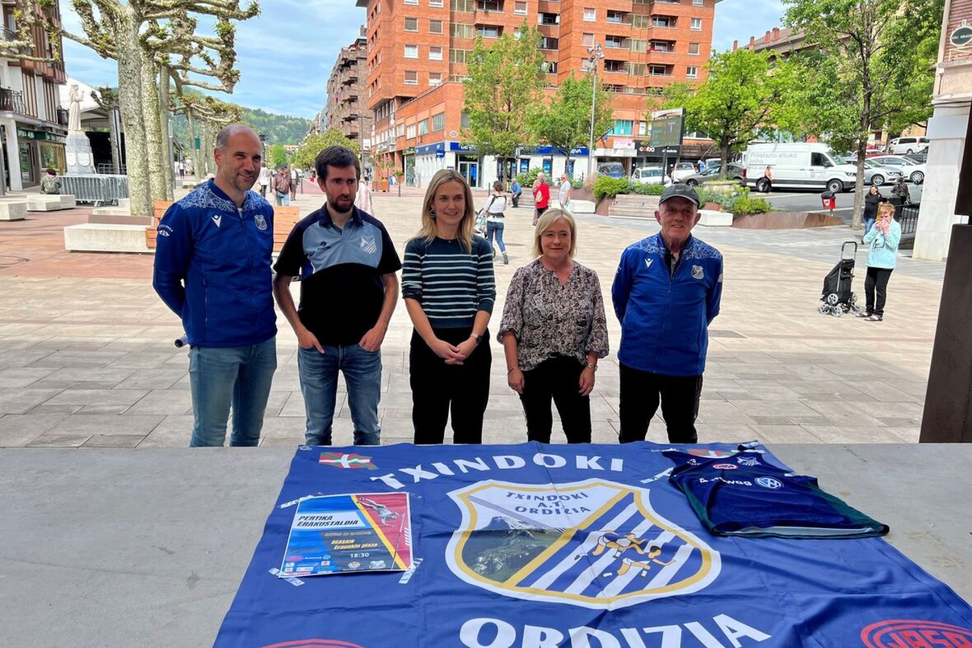 Exhibición de salto con pértiga en Erauskin plaza