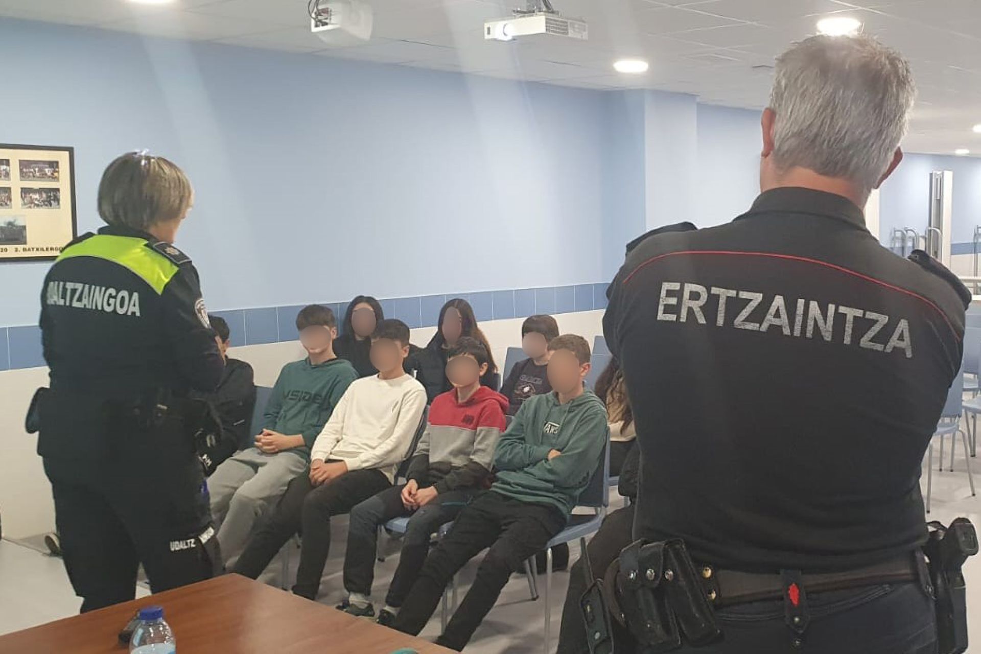 Herriko ikastetxeetan prebentzio hitzaldiak Udaltzaingoa eta Ertzaintzaren eskutik