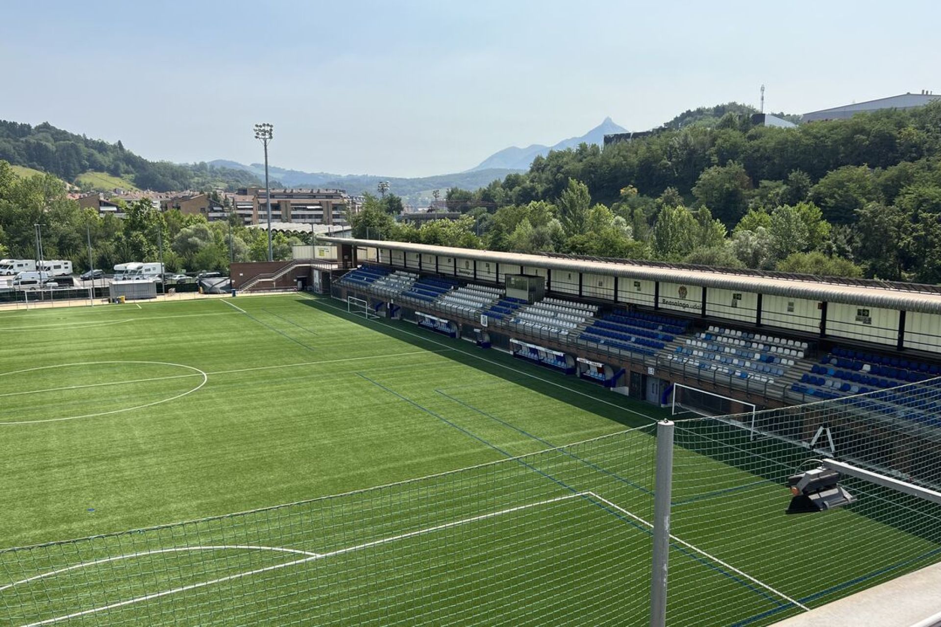 Loinatz Futbol Zelaiko plaka fotovoltaikoak autokontsumorako energia sortuko dute