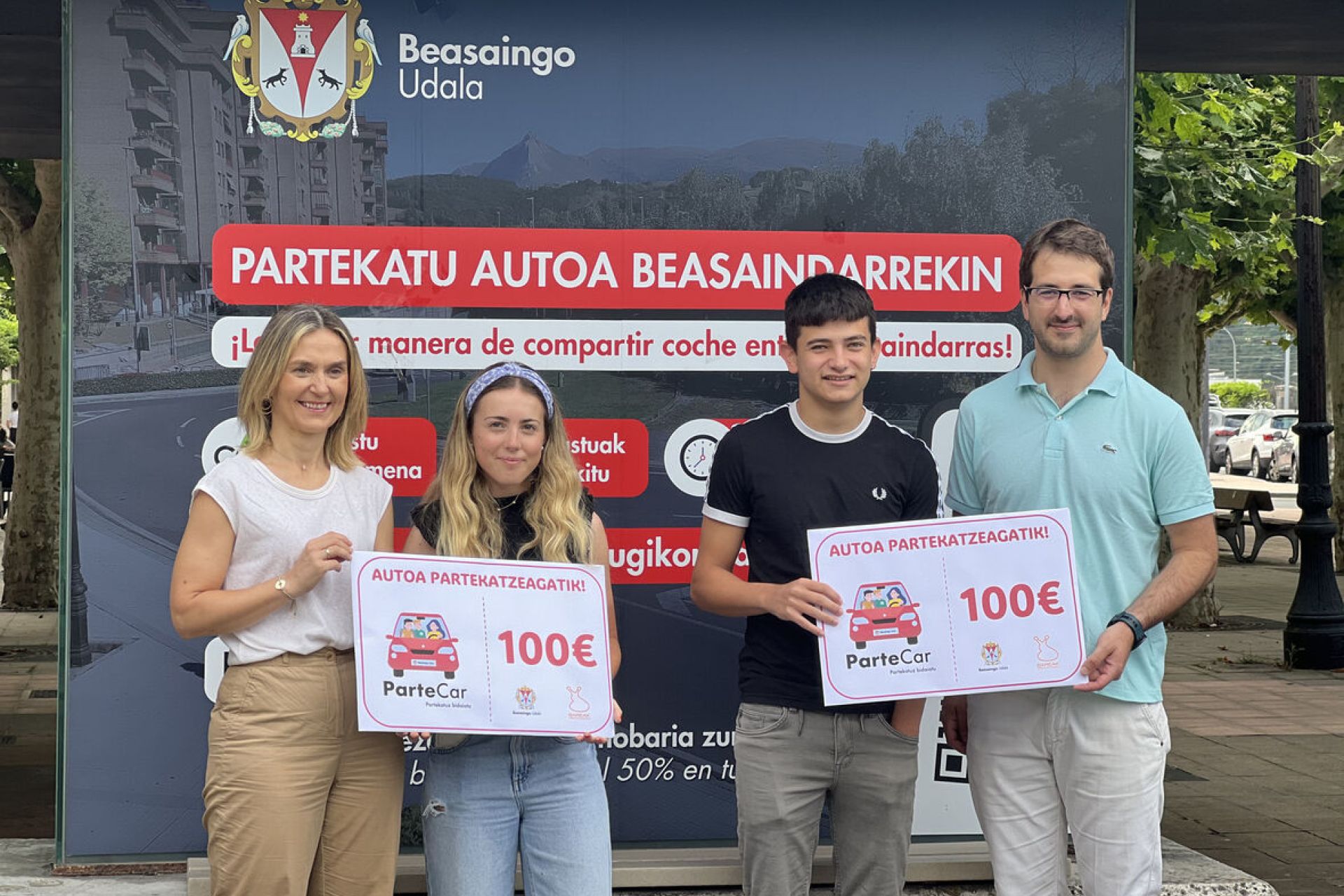 Partekatutako autoaren erabilera sustatzeko kanpainaren irabazleak saritu ditu Udalak