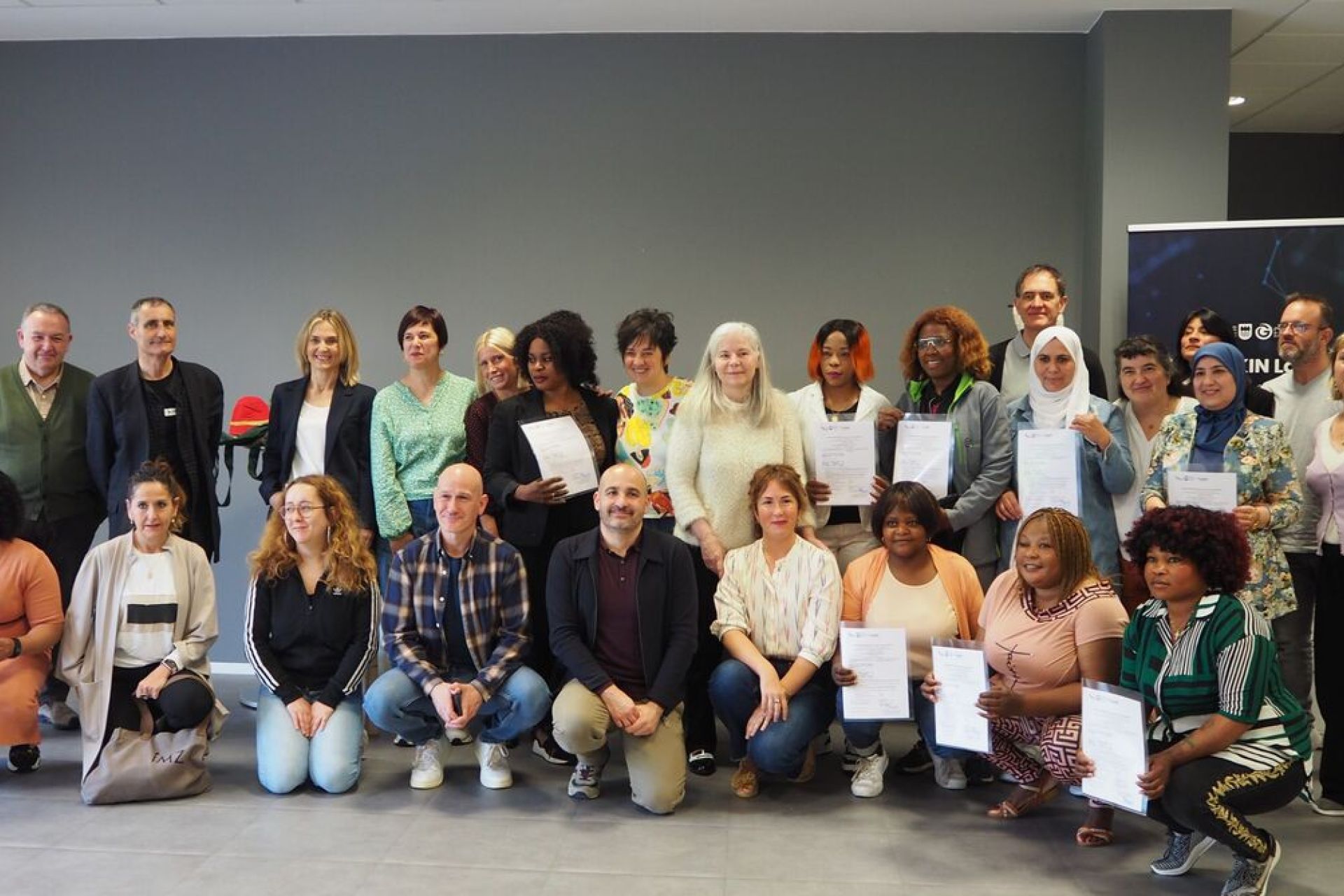 Entrega de diplomas y certificado de profesionalidad en arreglos y adaptaciones de prendas y artículos en textil y piel en Goieki