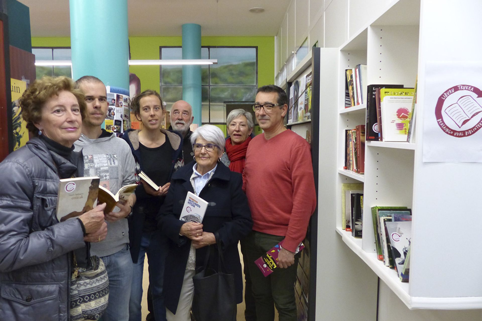 Liburu trukerako gunea inauguratu da udal bibliotekan