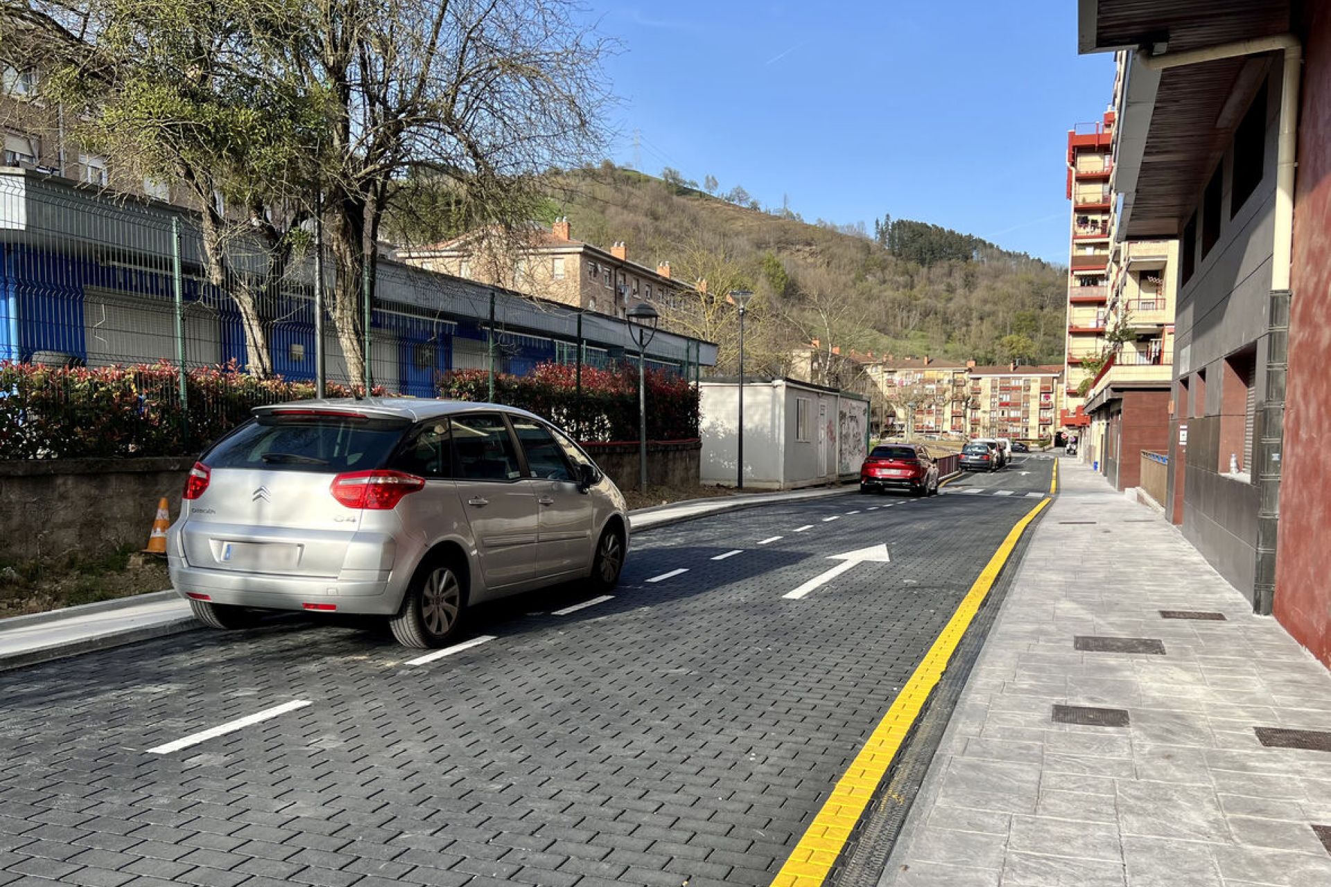 Karobi kalea trafikoari irekita eraberritu ondoren