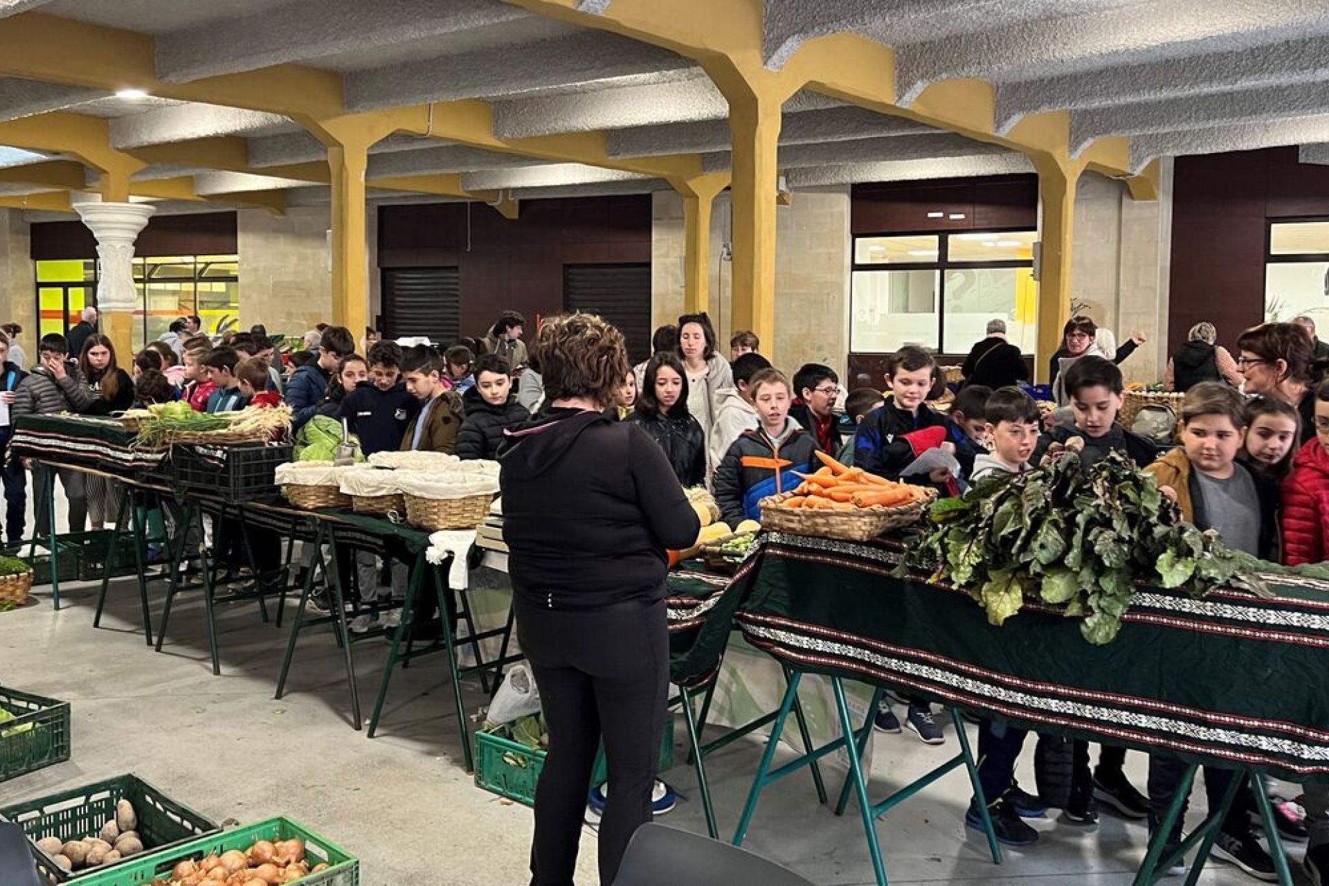 Alumnado de la localidad acude a conocer el mercado local y sus productos