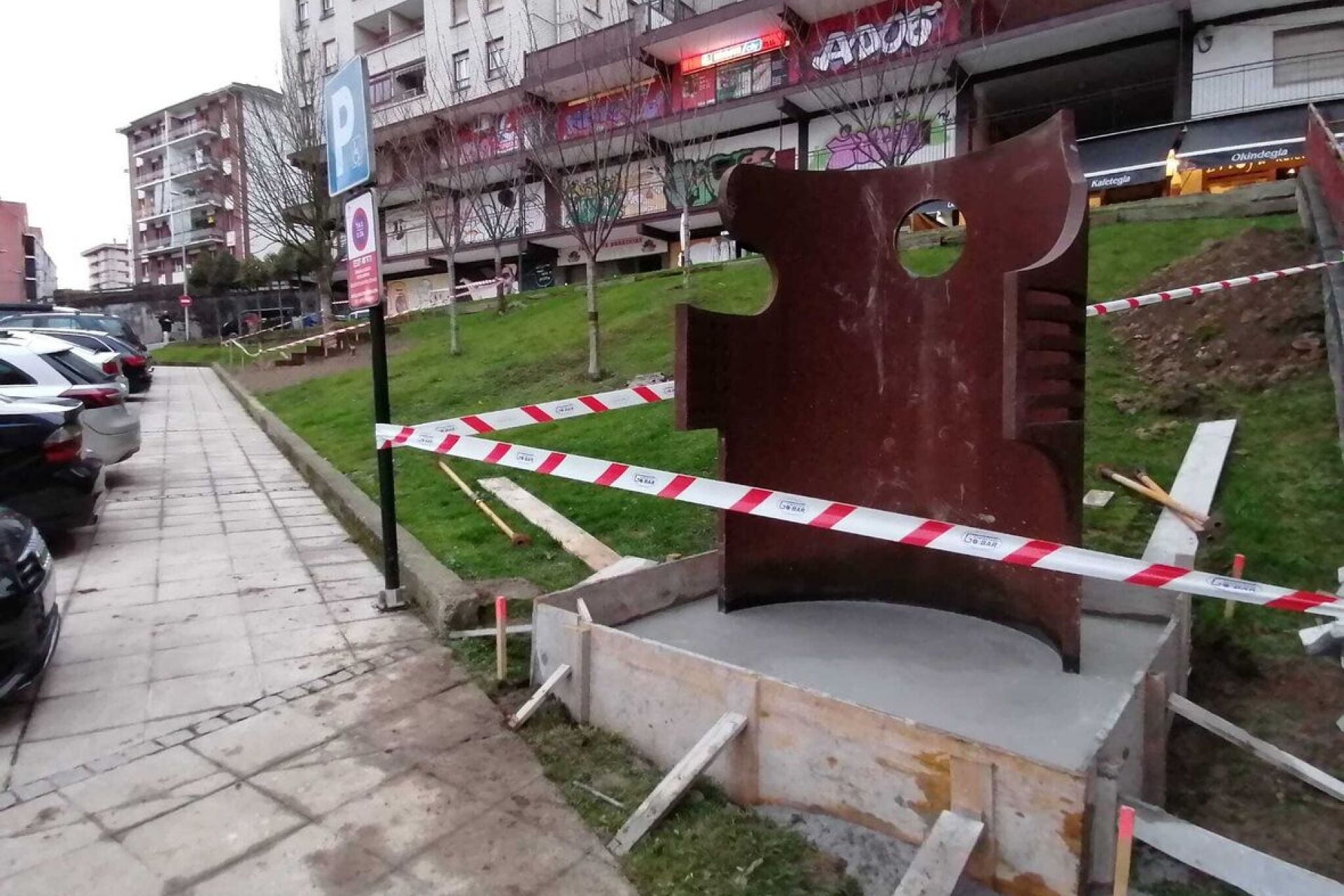 La escultura en homenaje a las víctimas del amianto ya se encuentra en su emplazamiento provisional