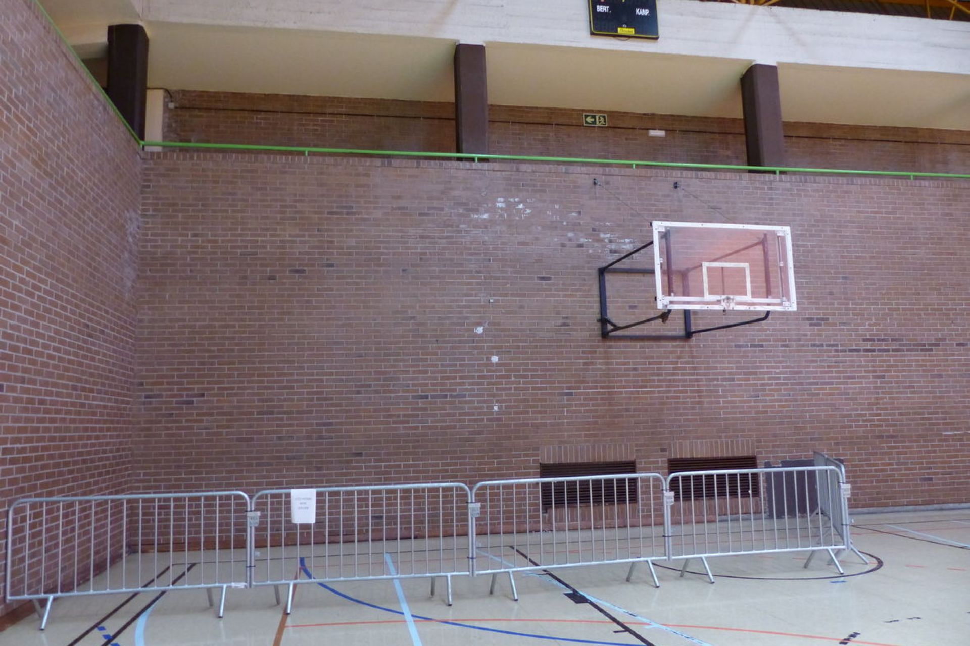 Se derribará la pared de la cancha del polideportivo por seguridad