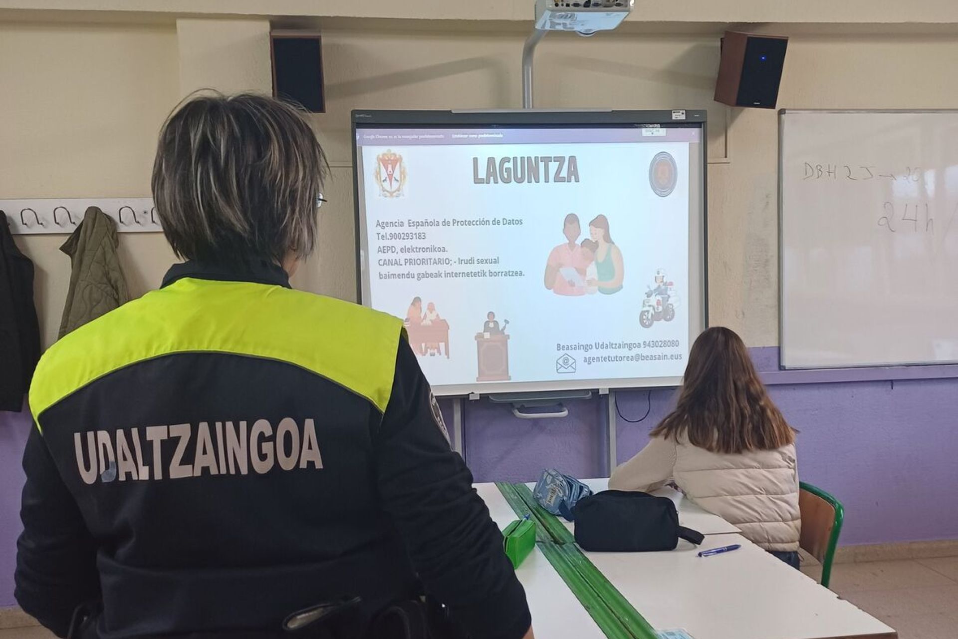 Eskola jazarpena eta sare sozialen erabilera kaltegarria prebenitzeko hitzaldiak udaltzaingoaren eskutik