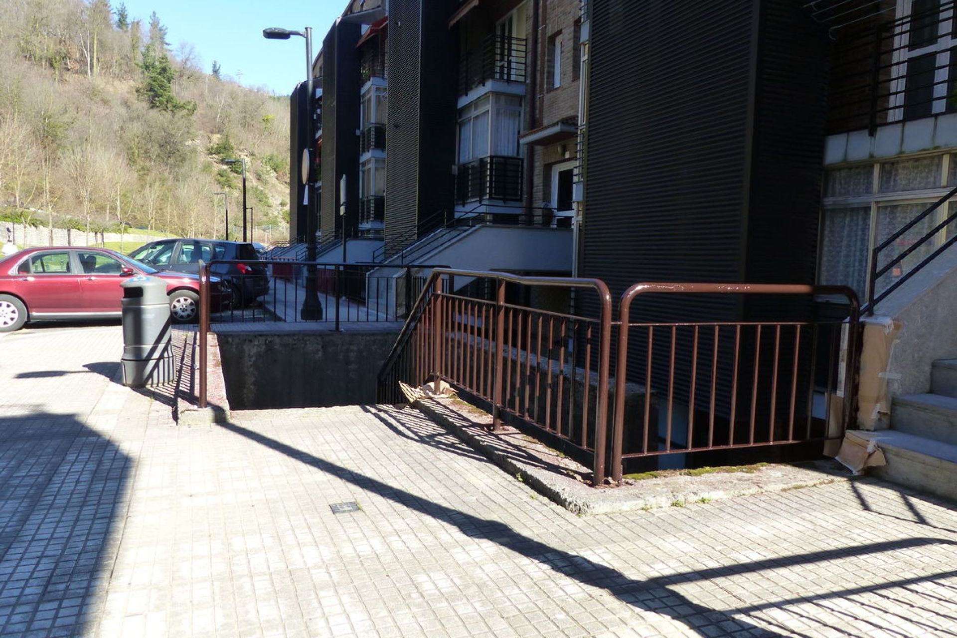 Labores de pintado y renovación de barandillas en el barrio Ezkiaga