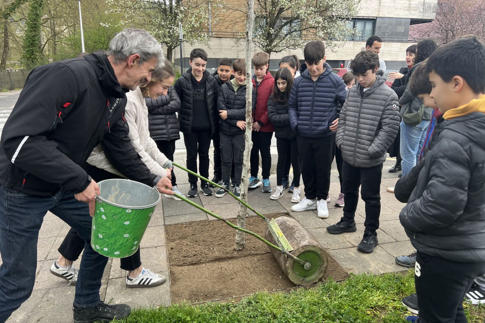 Biodibertsitatea sustatzeko ekimena ikasleekin zuhaitz egunean